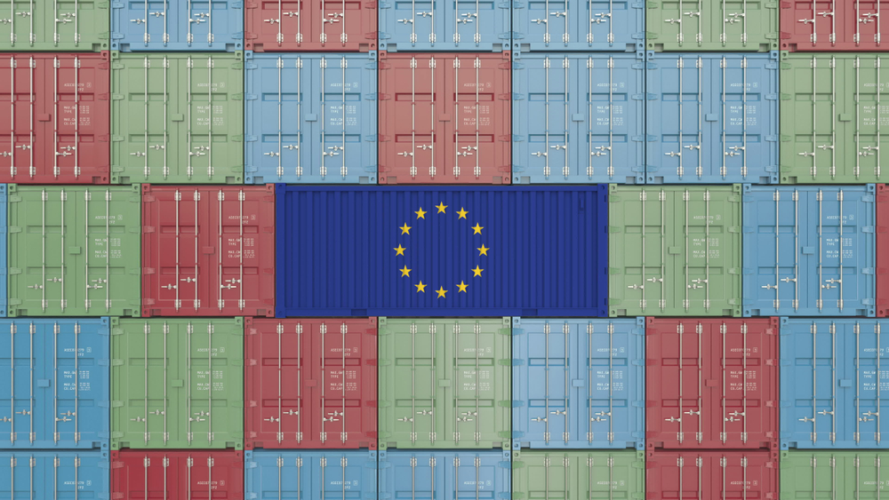 Frachtcontainer mit EU-Flagge, Symbol für EU-Safeguards-Debatte der WV Stahl (Symbolbild)
