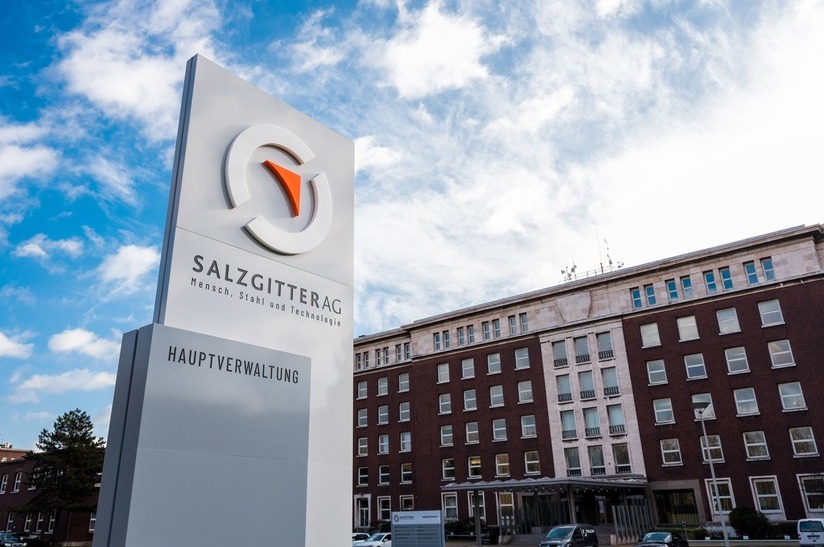 Stele vor der Hauptverwaltung der Salzgitter AG (auch bekannt als Salzgitter-Konzern)