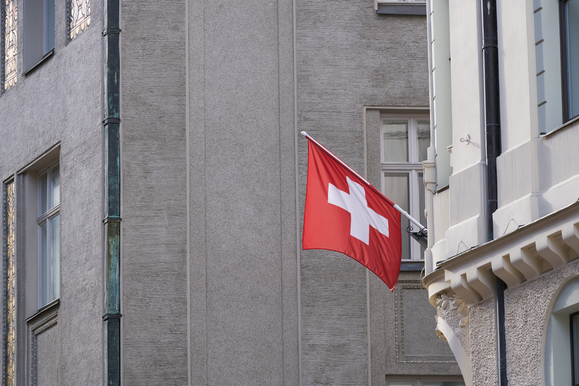 Auf dem Bild ist eine Schweizer Flagge zu sehen.