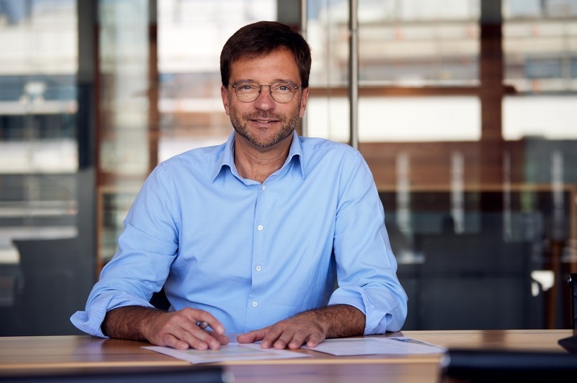Thomas Schoy, Geschäftsführer der Unternehmensgruppe Privates Institut, im Büro.