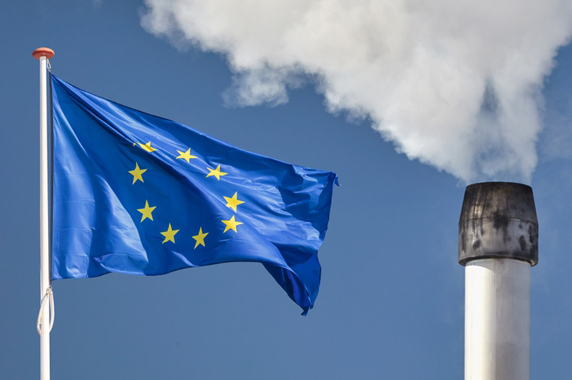 EU-Flagge und Schornstein zur CBAM-Einführung (Symbolbild)