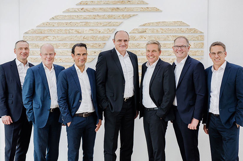 Neue Siempelkamp-Führungsmannschaft – v.l.n.r.: Dirk Howe, Stefan Wissing, Samiron Mondal (alle Leiter der neu formierten Business Units), Martin Scherrer (CEO Siempelkamp-Gruppe), Axel Baumeister (Leiter Technik), Martin Sieringhaus (Finanzchef), Stefan Ziemes (Personalchef)