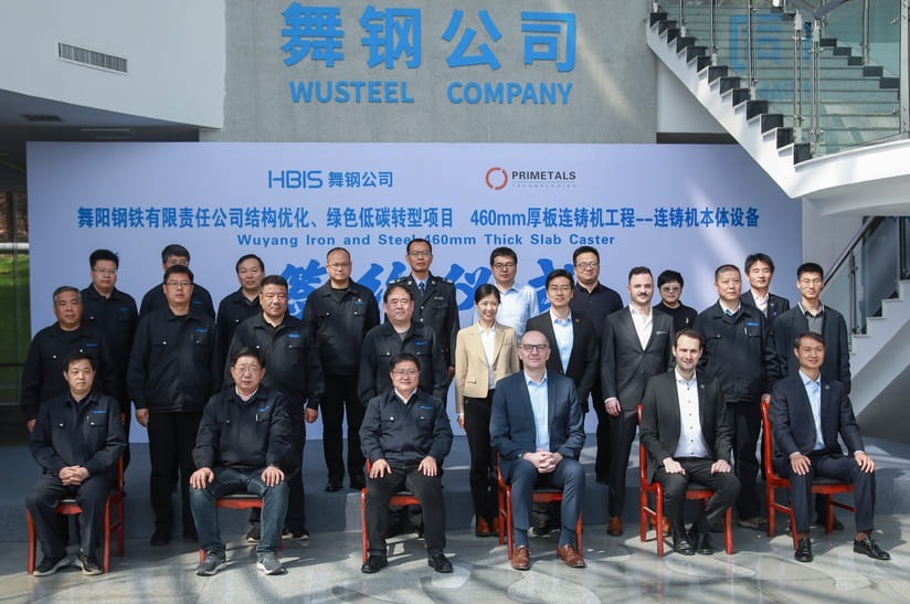 Das Bild zeigt eine Gruppe von Menschen. Die Aufnahme entstand im Rahmen einer Signing Ceremony. Wuyang Iron and Steel hat Primetals Technologies den Auftrag über eine 1-Strang-Stranggießanlage erteilt.