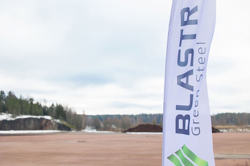 Wehende Fahne zeigt das Logo von Blastr Green Steel