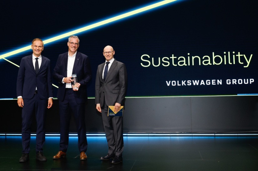 Oliver Blume, Vorstandsvorsitzender des Volkswagen Konzerns (links), und Michael Bäcker, Leiter Konzern Beschaffung Metall (rechts), überreichten die Auszeichnungen in der Kategorie „Sustainability“ an Gunnar Groebler, den Vorstandsvorsitzenden der Salzgitter AG (Mitte).