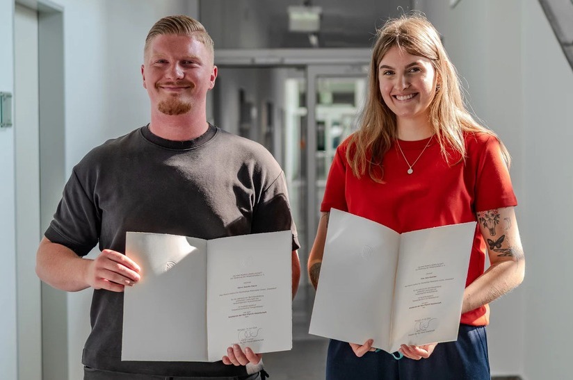 Das Bild zeigt die beiden Azubis Sascha Flaum (links) und Jana Kuschke am MPI SusMat, die den Düsseldorfer gewinnen Max-Planck-Ausbildungspreis 2024 gewonnen haben.