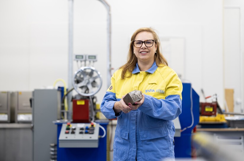 Auf dem Bild ist Dr. Begona Santillana, Leiterin des Projekts, mit einem Stück Stahl in der Hand zu sehen.