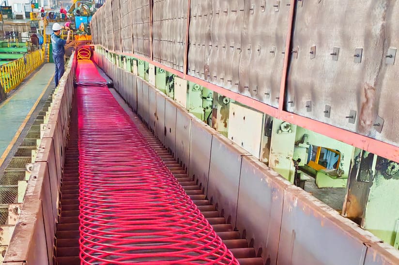 Drahtstraße, aber modernisiert: Walzdraht auf dem Morgan Stelmor Controlled Cooling Conveyor von Primetals Technologies in der Linie Nr. 3 von Jiangsu Shagang.